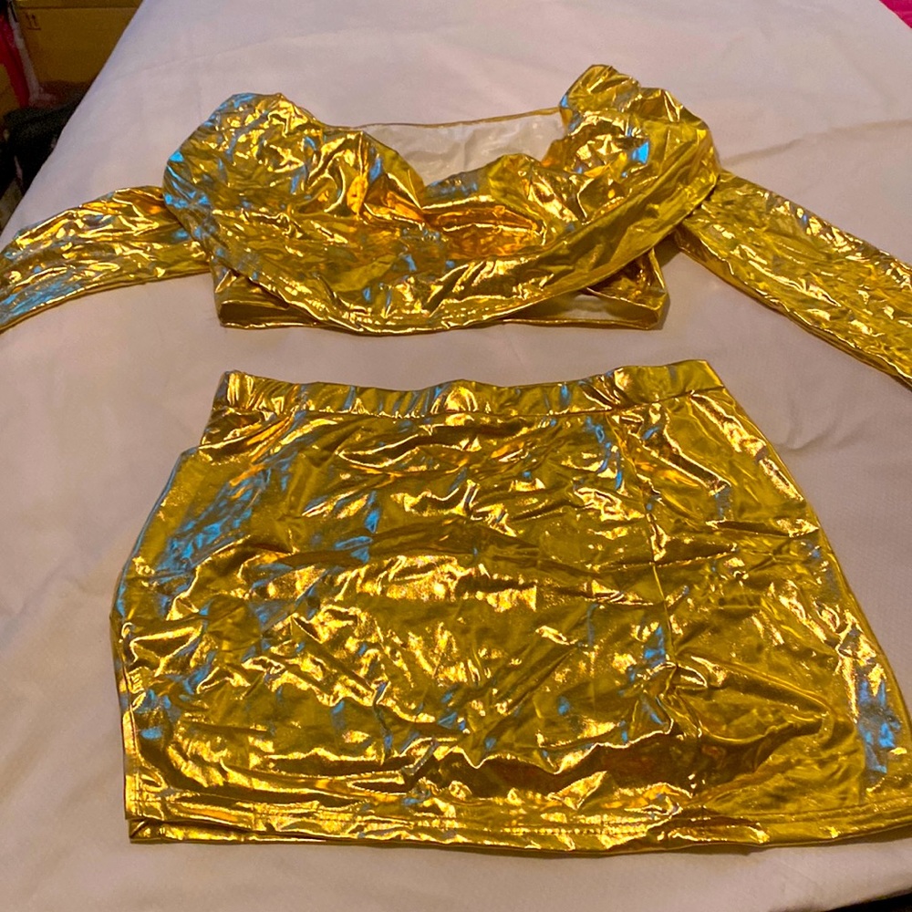 NWOT crop top and skirt with slit on side of skirt gold fits like a medium